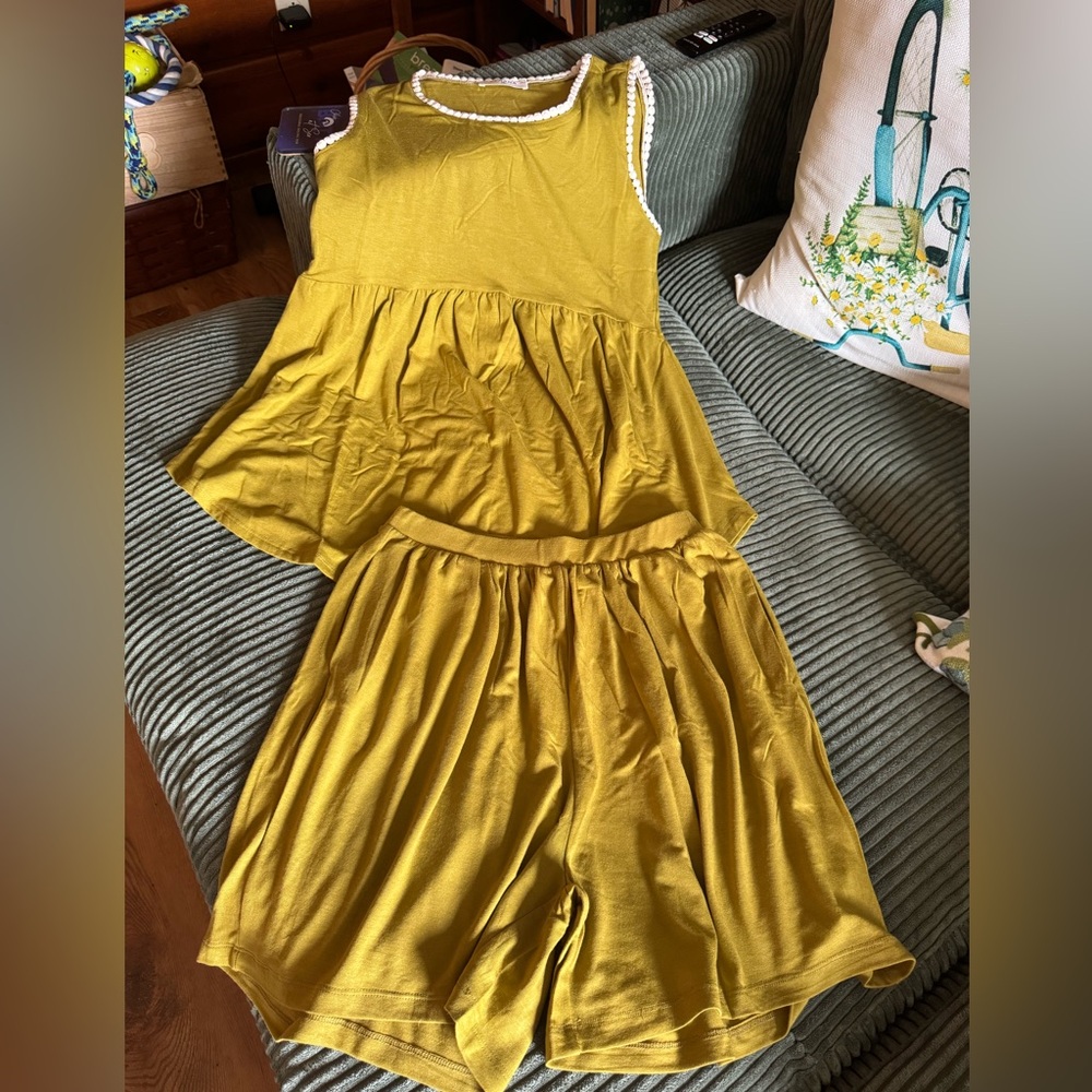 Zenana Outfitters NWT Yellow-Green Short & Tunic Set Medium